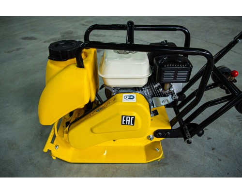 Виброплита TOR C-60T(R) 70 кг, 10,5кН (Honda) бак, коврик, колесный комплект 1022027
